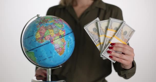 Uma Mulher Negócios Tem Pacotes Dólares Globo Close Conceito Assistência — Vídeo de Stock