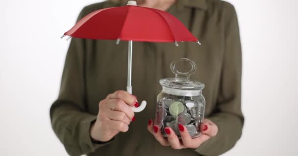Podnikatelka Drží Nad Sklenicí Mincemi Červený Deštník Detailní Záběr Ochrana — Stock video