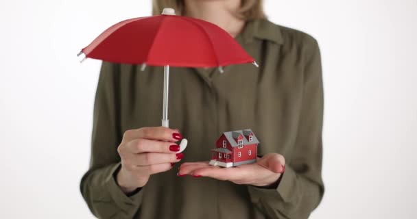 Una Donna Affari Tiene Ombrello Rosso Sopra Una Casa Giocattolo — Video Stock