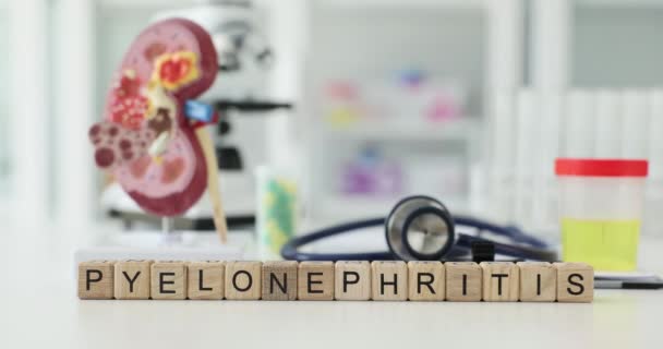 Hastanedeki Masadaki Tahta Küplere Yazılan Piyelonefrit Yakın Plan Böbrek Hastalığı — Stok video