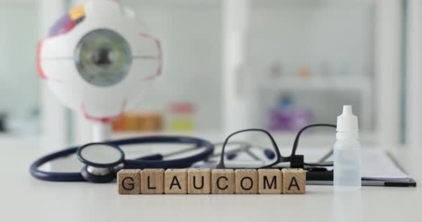 Glaukom Inschrift Auf Holzwürfeln Auf Dem Tisch Krankenhaus Großaufnahme Pathologie — Stockvideo