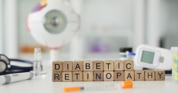 Rituopatia Diabética Inscrição Cubos Madeira Mesa Close Tratamento Doença Ocular — Vídeo de Stock