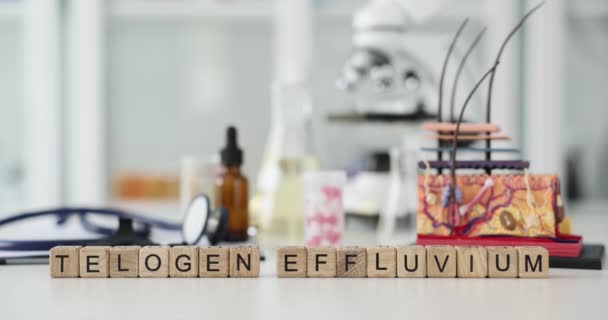 Telogeen Effluvium Inscriptie Houten Blokjes Tafel Kliniek Close Haarziekten Behandeling — Stockvideo