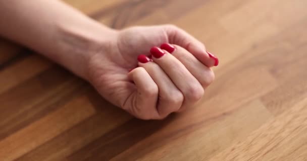Vrouwelijke Hand Knijpt Een Rood Hart Palm Van Hand Hart — Stockvideo