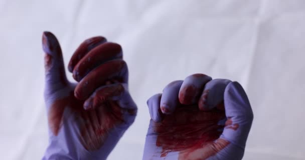 Ruce Modrých Rukavicích Jsou Potřísněné Krví Zblízka Lékařská Chyba Operace — Stock video