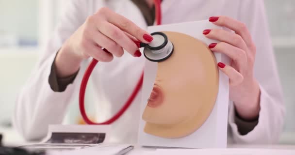 Medico Toccato Uno Stetoscopio Modello Anatomico Del Seno Femminile Primo — Video Stock