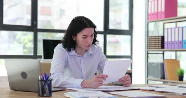 事務所の青年は文書を涙させ女に投げ込む 仕事のエラー チーフの侵略 — ストック動画