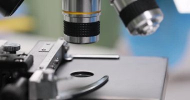 Eller ilk olarak mikroskobun altına yakın plan cam yerleştirildi. Mikrobiyoloji, mikroskop odaklanma