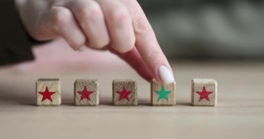 Masadaki tahta küplere beş yıldız, yakın plan. Mesleki eğitim düzeyi, konsept değerlendirmesi