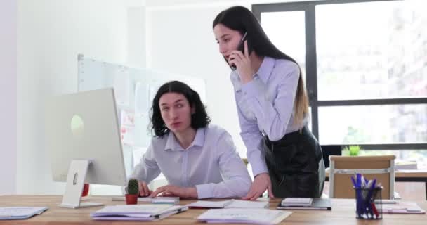 Ofiste Bir Adam Bilgisayarın Başına Oturur Kadın Telefonda Konuşur Yerindeki — Stok video