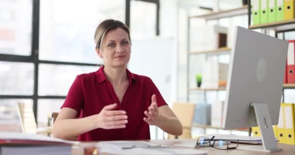 Ofisteki Bir Kadını Kendisine Yakın Çekim Yapması Için Davet Ediyor — Stok video