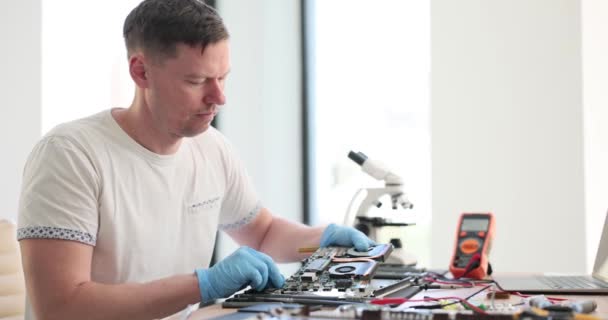 Seorang Pria Memperbaiki Komputer Close Upgrade Peralatan Penggantian Komponen Perlambatan — Stok Video