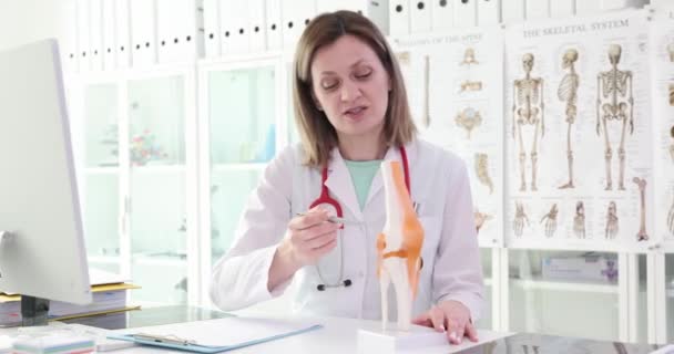 Médico Ortopédico Fala Mobilidade Das Articulações Perna Close Modelo Anatômico — Vídeo de Stock