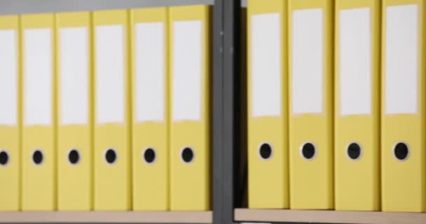 Carpetas Amarillas Pie Una Fila Cerca Papelería Suministros Oficina Cámara — Vídeos de Stock