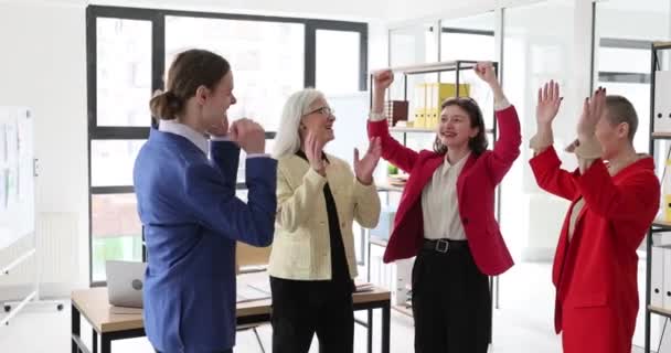 Üzletemberek Irodában Örülnek Örülnek Közelről Csapatmunka Siker Győzelem Lassítás — Stock videók