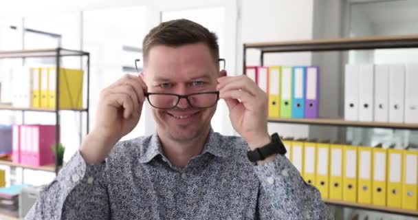 Uśmiechnięty Mężczyzna Biurze Zakłada Okulary Zbliżenie Pozytywne Emocje Miejscu Pracy — Wideo stockowe