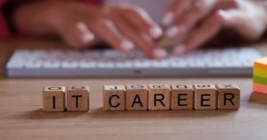 Ahşap küplerle ilgili bilgi işlem kariyeri yazıtları, yakın plan. Profesyonel programlama kursları,