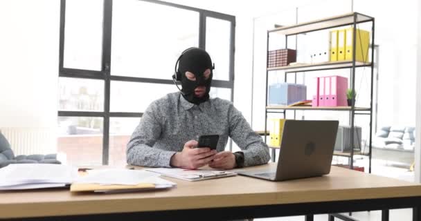 사무실에서 마스크를 사기꾼 통화를 있습니다 사기극 전화로 이어지는 정면에서 — 비디오
