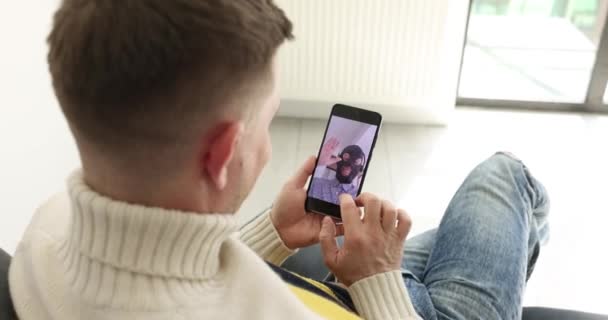 Hombre Habla Con Estafador Teléfonos Inteligentes Primer Plano Posible Víctima — Vídeos de Stock