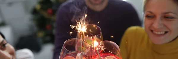 Glada Glada Människor Håller Alkoholhaltiga Cocktails Med Tomtebloss Närbild Nyårsfest — Stockfoto