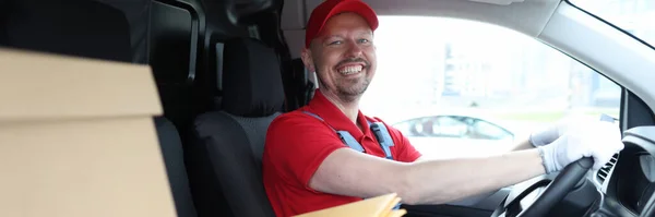 Lachende Koerier Zit Auto Als Chauffeur Logistiek Levering Van Goederen — Stockfoto