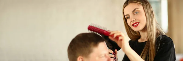 Mulher Cabeleireiro Cabeleireiro Faz Penteado Com Secador Cabelo Para Cliente — Fotografia de Stock
