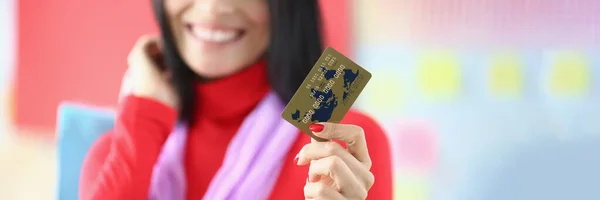 Vrouw Met Kredietkaart Close Winkelen Winkelen Korting Verkoop Concept — Stockfoto