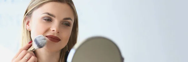 Jovem Sorridente Olha Espelho Pinta Com Pincéis Rubor Maquiagem Artista — Fotografia de Stock