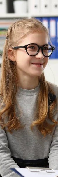Porträt Eines Lächelnden Mädchens Mit Brille Beim Arzttermin Dienstleistungen Und — Stockfoto