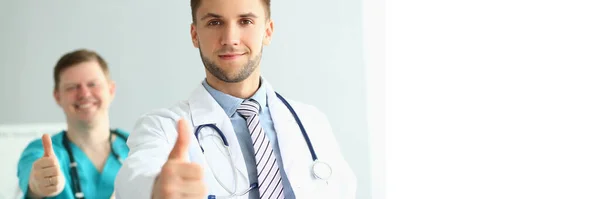 Dva Doktoři Gestikulují Klinice Doporučují Lékařské Služby Koncept Zdravotního Pojištění — Stock fotografie