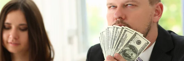 Άνθρωπος Κατέχει Χαρτονομίσματα Δολαρίων Και Απολαμβάνει Την Επιτυχία Του Οικονομικού — Φωτογραφία Αρχείου