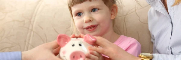 Pais Novos Menina Pequena Estão Segurando Banco Piggy Economia Orçamento — Fotografia de Stock