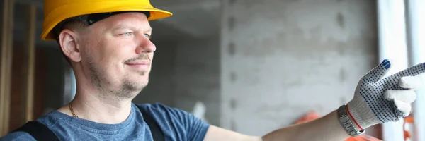 Male Builder Helmet Looks Out Window Construction Site Foreman Foreman — Stock Photo, Image