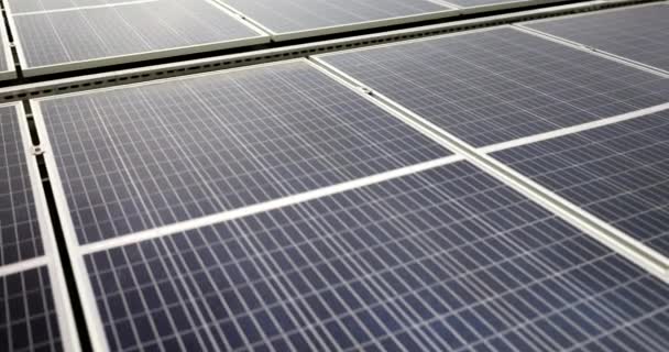 Primer Plano Superficie Los Paneles Solares Fotovoltaicos Instalados Techo Del — Vídeos de Stock