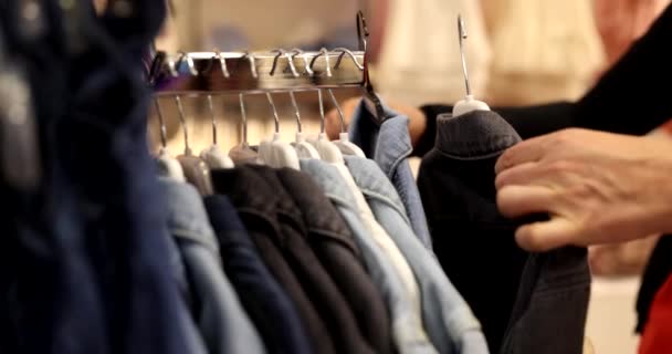 Les Mains Femme Choisissent Des Vêtements Pour Enfants Magasin Choix — Video