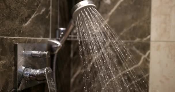 Włączanie Przepływu Wody Kabiny Prysznicowej Łazience Chromowana Głowica Prysznica Łazience — Wideo stockowe
