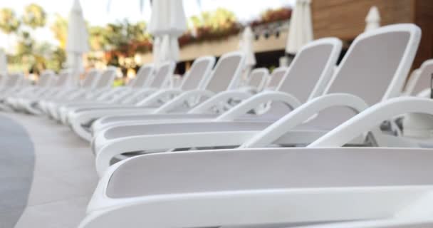 Stijlvolle Witte Ligstoelen Bij Het Zwembad Zonnige Dag Selectie Van — Stockvideo
