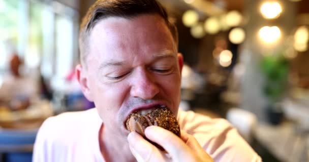 Retrato Homem Desfrutando Delicioso Pão Pão Deliciosos Produtos Panificação Frescos — Vídeo de Stock