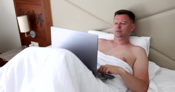 Pozorný Soustředěný Muž Pracuje Laptopu Ležícím Posteli Vzdálená Práce Život — Stock video