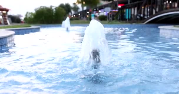 Oteldeki Yüzme Havuzunda Mavi Sudaki Çeşme Havuzda Turistler Için Temiz — Stok video