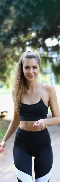 Retrato Menina Alegre Positivo Feliz Jogging Parque Corredor Correndo Correr — Fotografia de Stock
