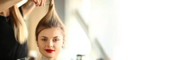 Портрет Блондинки Перукарні Довгим Хвостом Майстер Перукар Розрізає Концепцію Волосся — стокове фото
