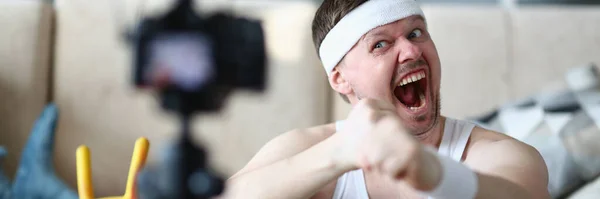 Vrolijke Grappige Trainer Blogger Emotioneel Schreeuwen Camera Motiverende Volgers Beginnen — Stockfoto