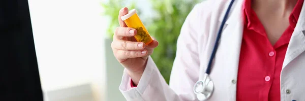 Női Orvosok Kezei Tartják Tablettákat Közelről Gyógyszerek Betegségek Kezelése — Stock Fotó