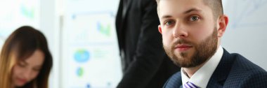Lider portresi ve iş ekibi arkada. iş danışmanlığı ve asistan danışman konsepti
