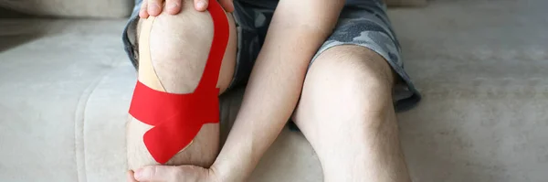 Sick Man Knee Sealed Kinesio Tape Treatment Injuries Sprains Knee — Stockfoto