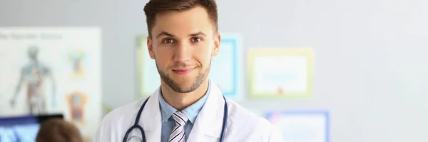 フレンドリーな男性の一般開業医がオフィスに立っている 医療及び医師の選任又は保険の概念 — ストック写真