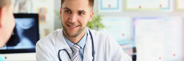Joven Sonriente Doctor Masculino Uniforme Médico Toma Paciente Sonriendo Charlando —  Fotos de Stock