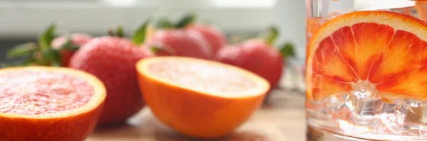 氷とガラスにイチゴとオレンジと赤オレンジ色のパンチ 自家製冷酒カクテルクローズアップ — ストック写真