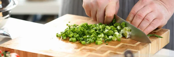 Ook Cuts Green Onions Board Kitchen Cooking Vegetable Salad Concept — Foto de Stock